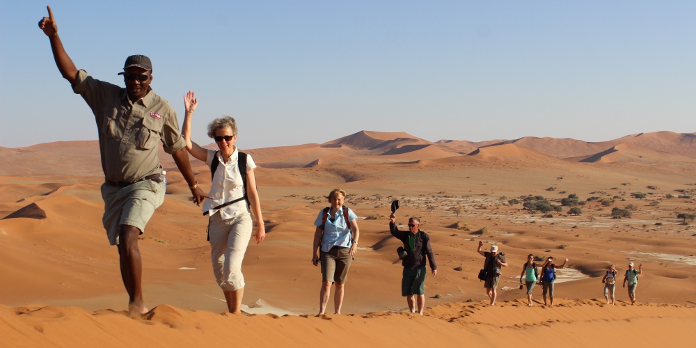 Kleine TARUK-Reisegruppe mit Reiseleitung auf Düne im Sossusvlei Namibia