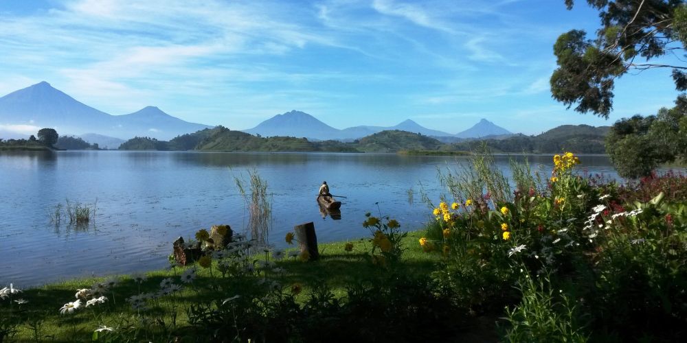 Blumengarten und Berge am Lake Mutanda in Uganda