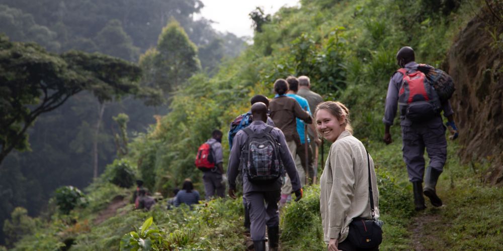 TARUK Mitarbeiterin Josi Klenk mit TARUK Gruppe beim Gorilla Trekking im Bwindi Impenetrable Forest Nationalpark in Uganda