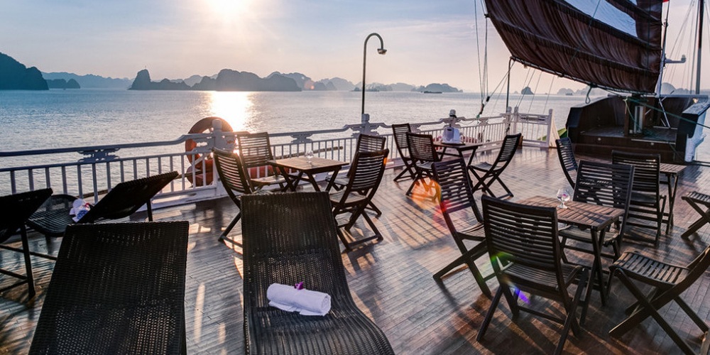 Sonnendeck der Bhaya Classic Cruise auf Kreuzfahrt in der Halong Bucht in Vietnam