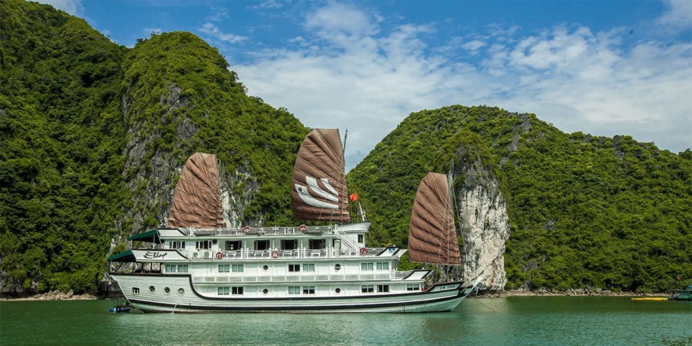 Dschunke der Bhaya Cruise Classic auf Kreuzfahrt in der Halong Bucht in Vietnam