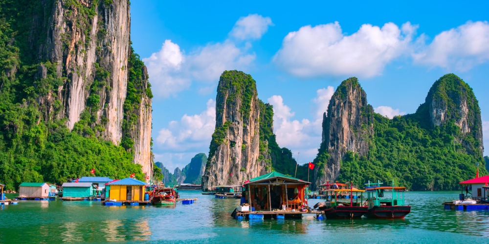 Schwimmendes Dorf vor den Felsinseln der Halong Bucht in Vietnam