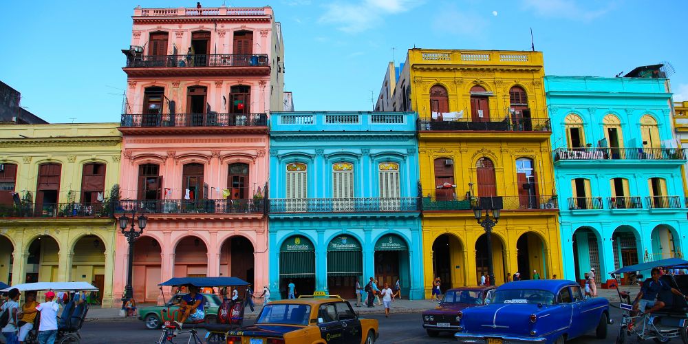 Bunte Häuser im Stadtzentrum von Havanna auf Kuba
