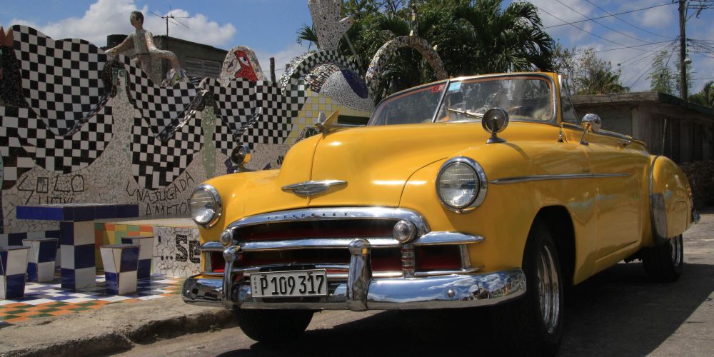 Gelber Oldtimer Chevrolet in Havanna Kuba