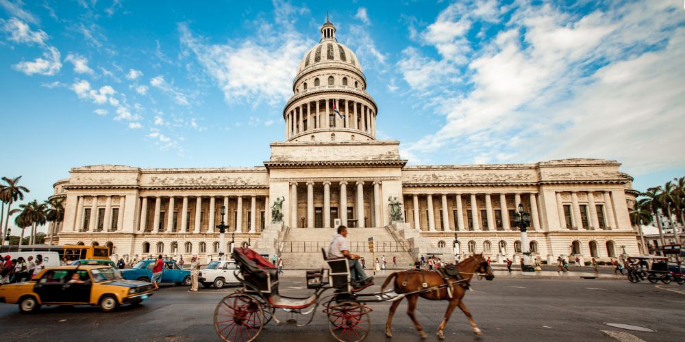 Pferdekutsche und Taxi vor dem Kapitol in Havanna Kuba