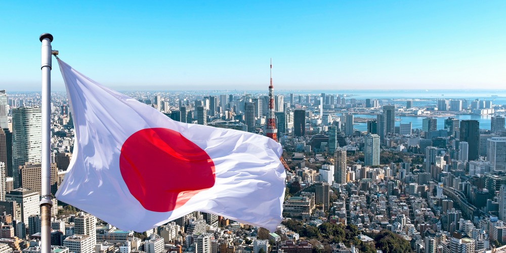 Japan-Flagge vor der Skyline von Tokyo