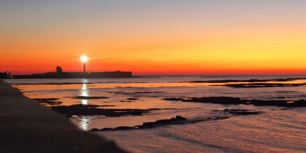 Leuchtturm bei Sonnenuntergang am Kap Trafalgar in Andalusien Spanien