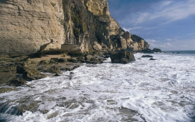 Steilküste bei Barbate mit Wellen am Kap Trafalgar in Andalusien Spanien