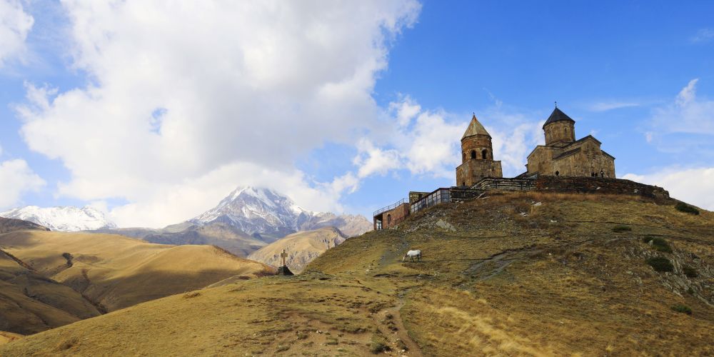 Dreifaltigkeitskirche Gergeti Sameba in Stepanzminda mit Kasbek in Georgien