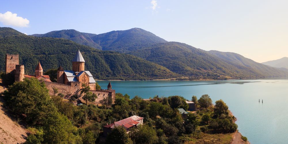 Festung Ananuri am See in Georgien