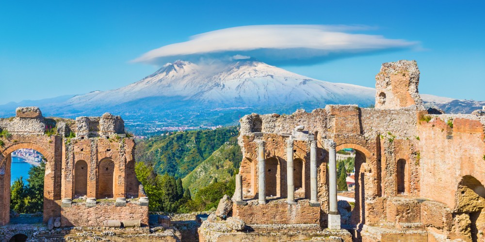 Altgriechisches Theater von Taormina vor Kulisse des Vulkan Ätna in Sizilien Italien