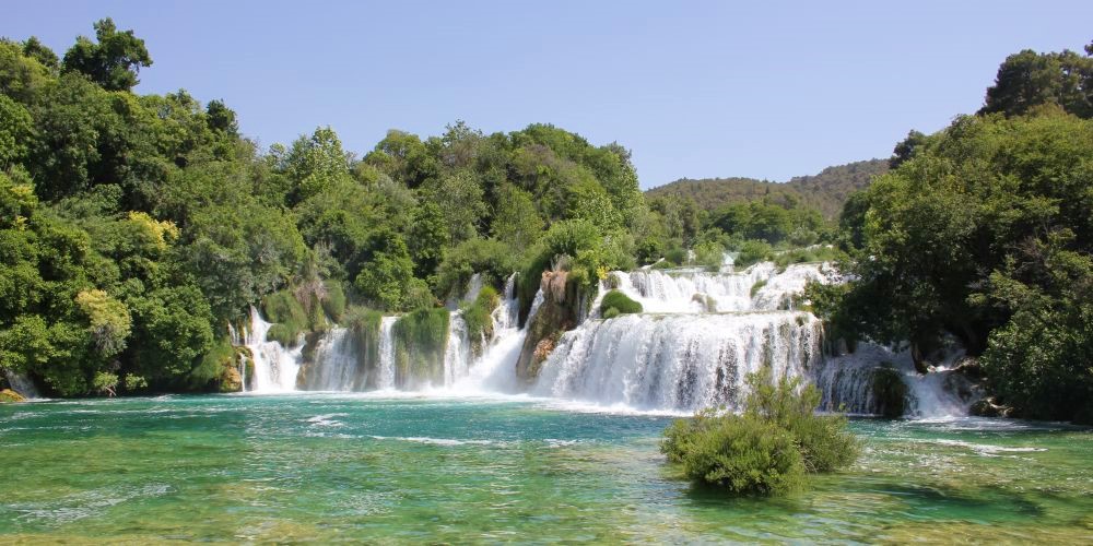 Wasserfall und See im Krka Nationalpark in Kroatien