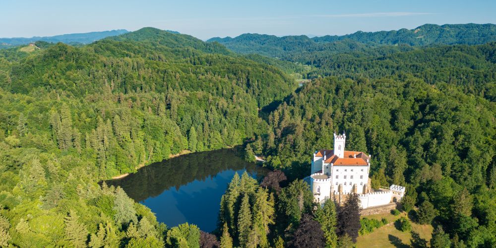 Luftaufnahme des Schloss Trakoscan mit Wäldern und See in Kroatien