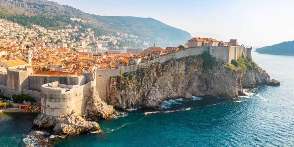 Blick auf Stadtmauer und Dubrovnik in Kroatien