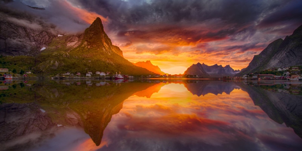 Mitternachtssonne auf den Lofoten in Norwegen