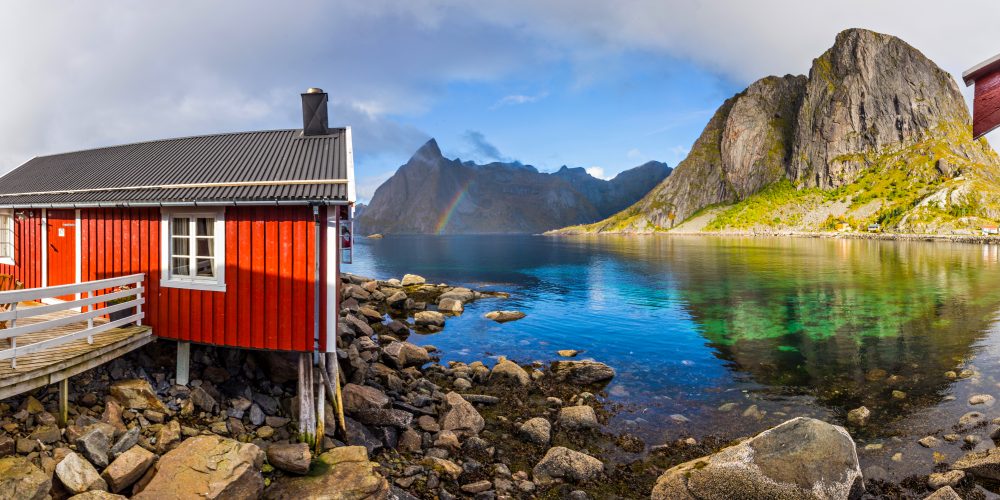 Rorbu-Häuschen am Wasser in Hamnoy auf den Lofoten in Norwegen