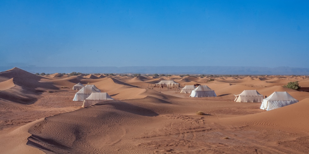 Zelte des Wüstencamp Le Sand in den Dünen des Erg Chegaga in Marokko