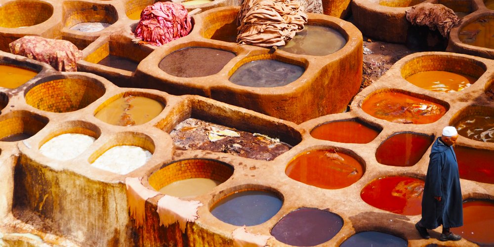 Farbtöpfe einer Gerberei in Fes in Marokko