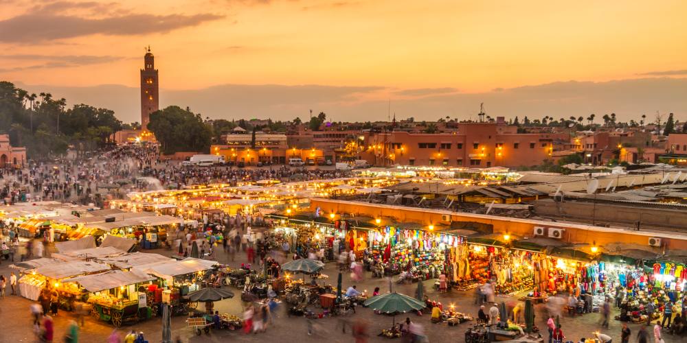 Markt in Marrakesch bei Sonnenuntergang in Marokko