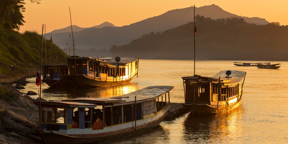 Ausflugsboote im Sonnenuntergang auf dem Mekong