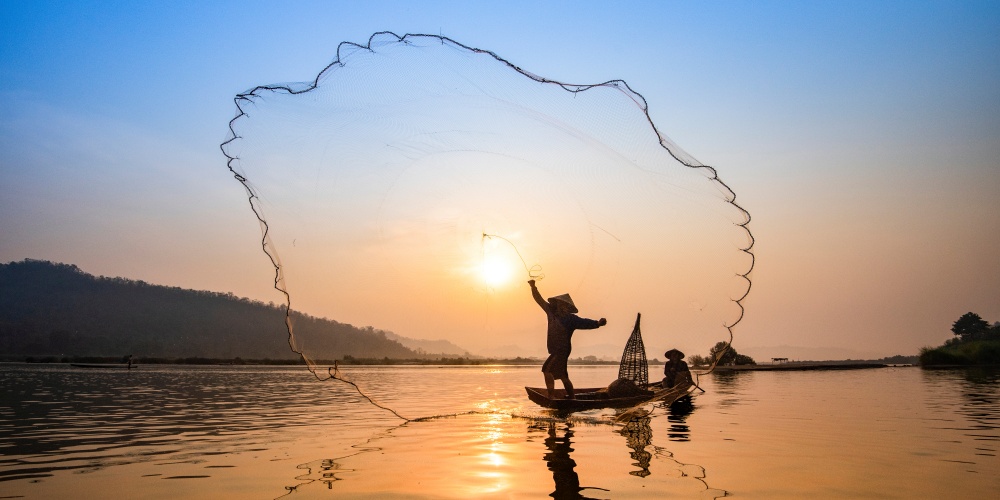 Fischer im Sonnenaufang auf dem Mekong
