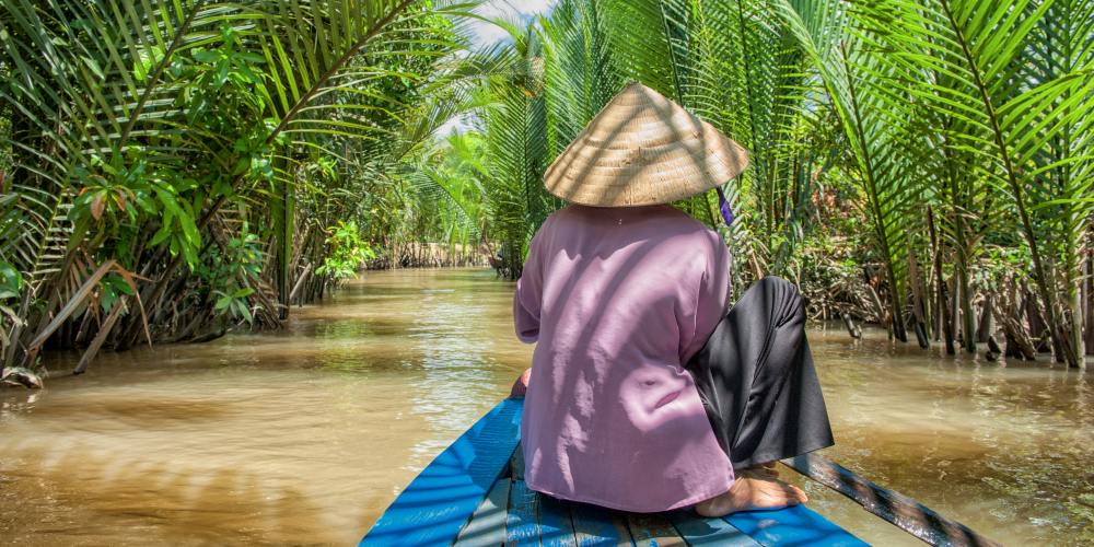 Vietnamesin auf traditionellem Boot auf dem Mekong