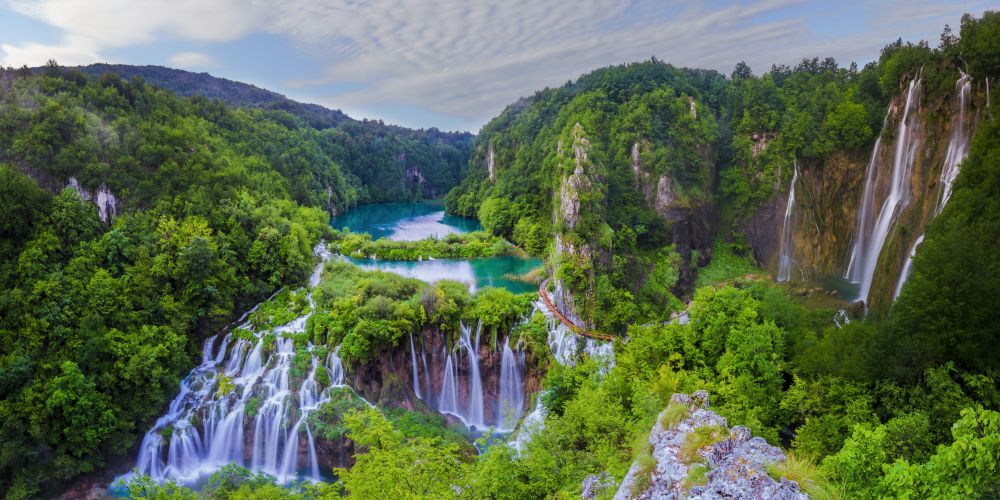 Wasserfälle und Berge Nationalpark Plitvicer Seen Kroatien