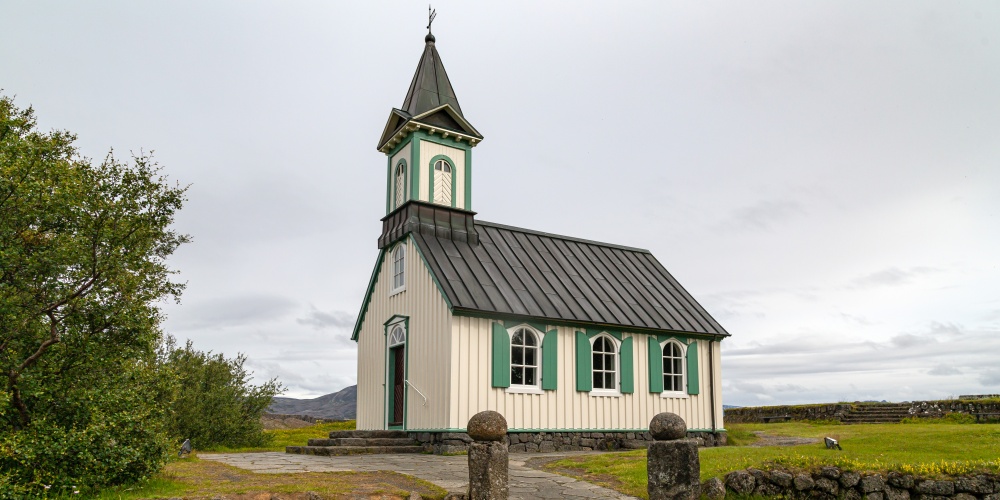 Weiße Holzkirche im Nationalpark Thingvellir