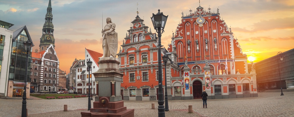 Marktplatz mit roten Häusern in Riga im Baltikum