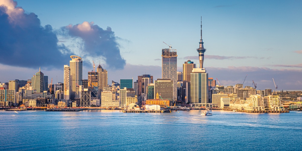Die Skyline von Auckland vom Wasser aus 
