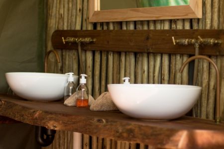 Badezimmer und Waschbecken im Zimmer der O Bona Moremi Safari Lodge
