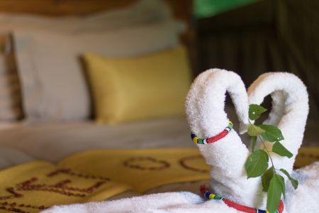 Liebevoll dekoriertes Bett bei der O Bona Moremi Safari Lodge