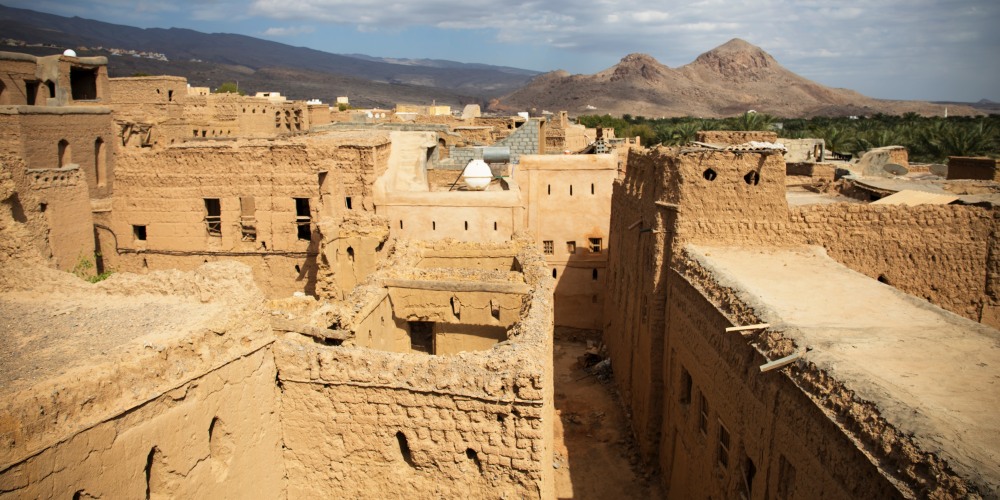 Straße in Al Hamra mit Lehmbauten 