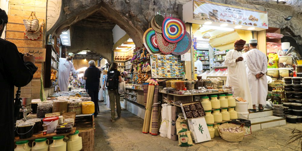 Blick auf Markstände in Nizwa im Oman