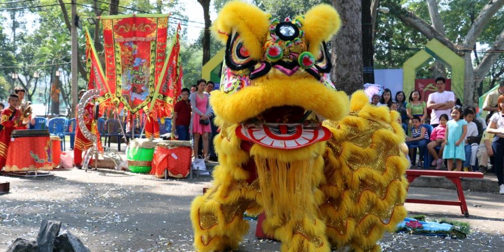 Drachentanz mit Gelbem Drachenkostüm in Vietnam