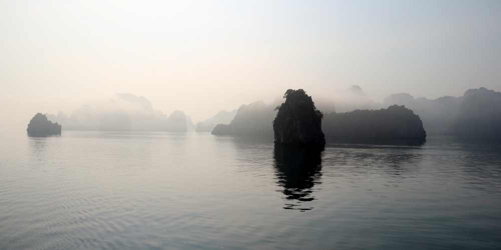 Halong Bucht mit Inseln im Nebel