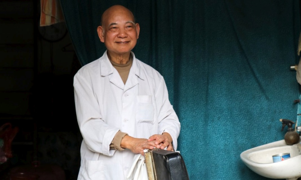 105-jähriger Friseur in seinem Salon in Hanoi