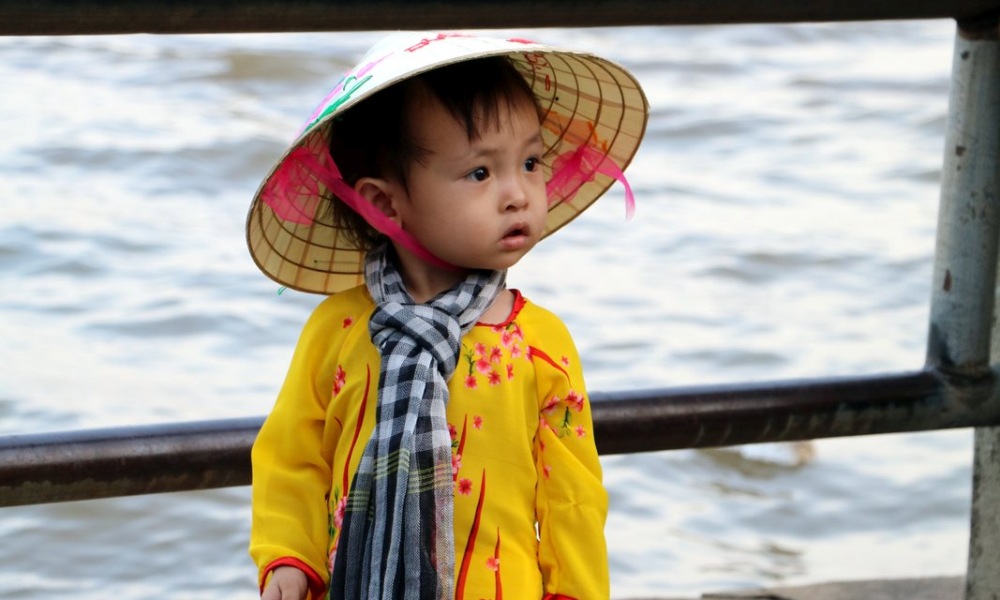 Kleines vietnamesisches Mädchen am Fluss