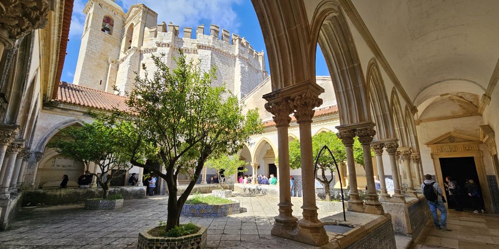 Säulen und Bögen im Convento do Cristo bei Tomar in Portugal