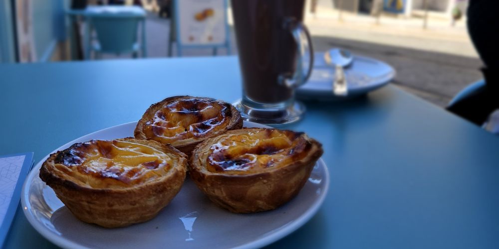 Drei Puddingtörtchen Pasteis de Nata in Porto in Portugal