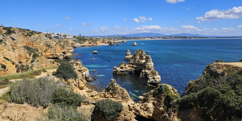Aussicht über die Steilküste der Algarve am Praia do Camilo in Portugal