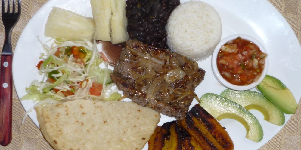 Typisch costa ricanisches Essen mit Bohnen, Reis, Fleisch und Gemüse