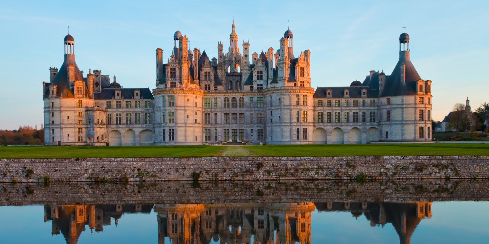 Schloss Chambord mit Spiegelung in Wasser an der Loire in Frankreich
