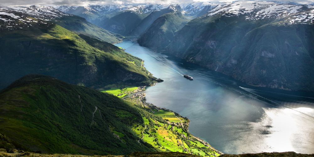 Der Aurlandsfjord in Norwegen mit einem Kreuzfahrtschiff