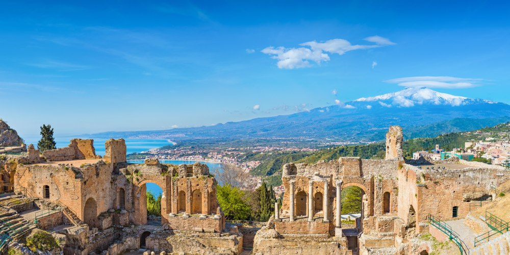 Theater von Taormina mit Vulkan Ätna im Hintergrund auf Sizilien, Italien