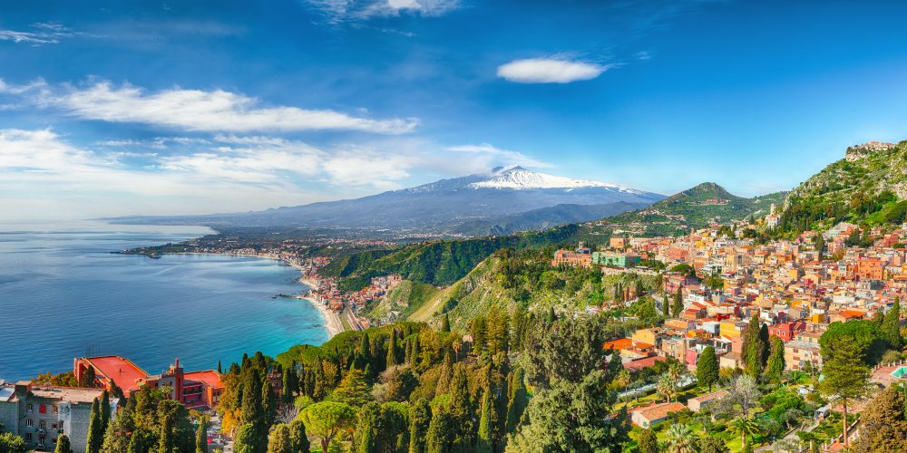 Taormina mit Vulkan Ätna im Hintergrund auf Sizilien, Italien