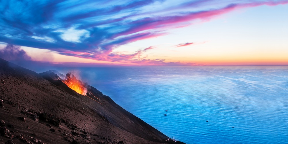 Lavaspeiender Stromboli auf den Liparischen Inseln, Sizilien