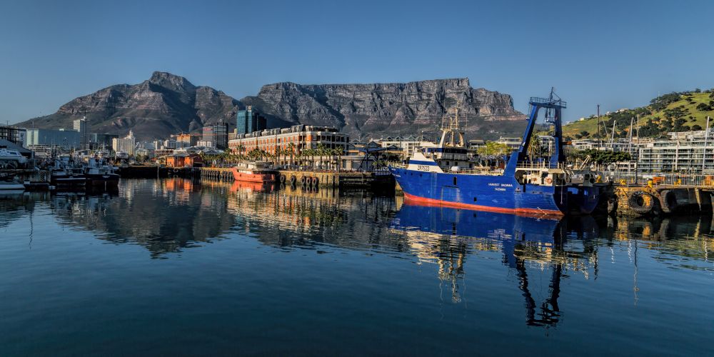Blick auf Victoria & Albert Waterfront mit Tafelberg in Kapstadt Südafrika