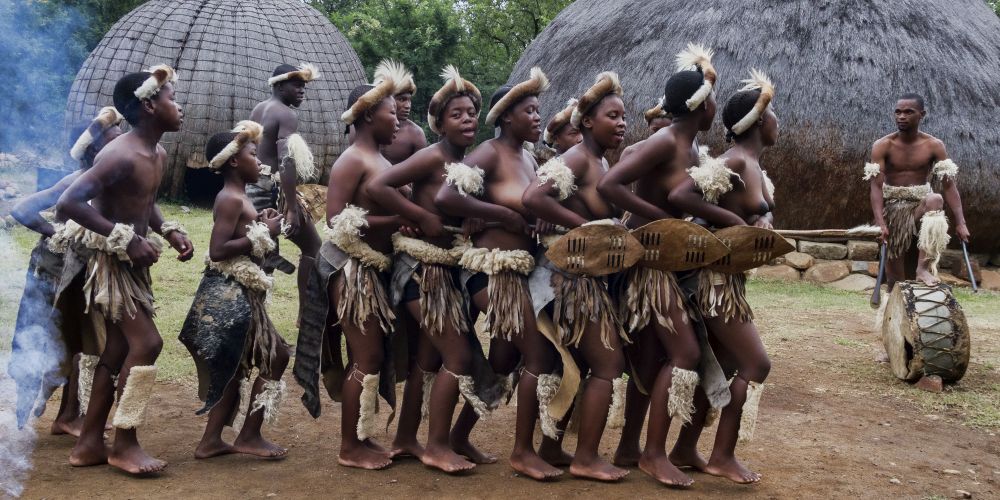Tanzende Zulu-Frauen in einem Zulu-Kraal in Südafrika
