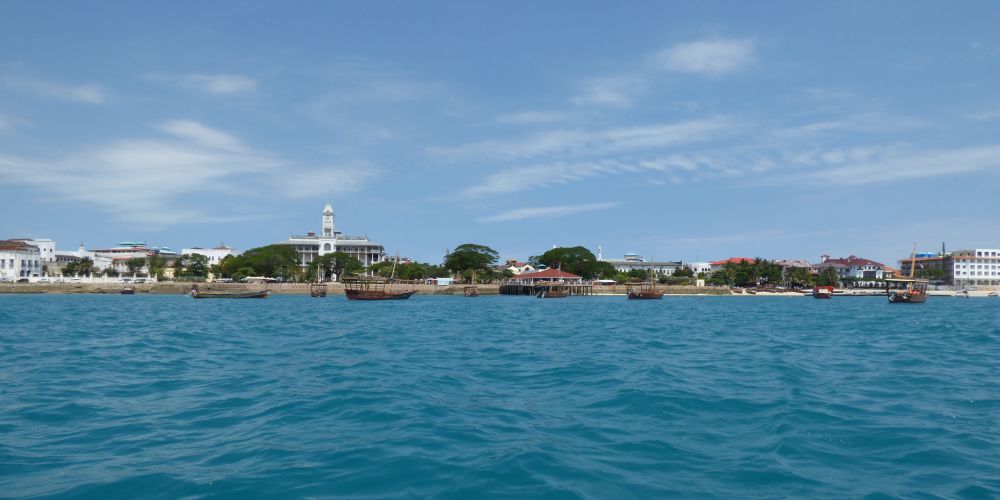 Boote vor Stone Town auf Sansibar in Tansania